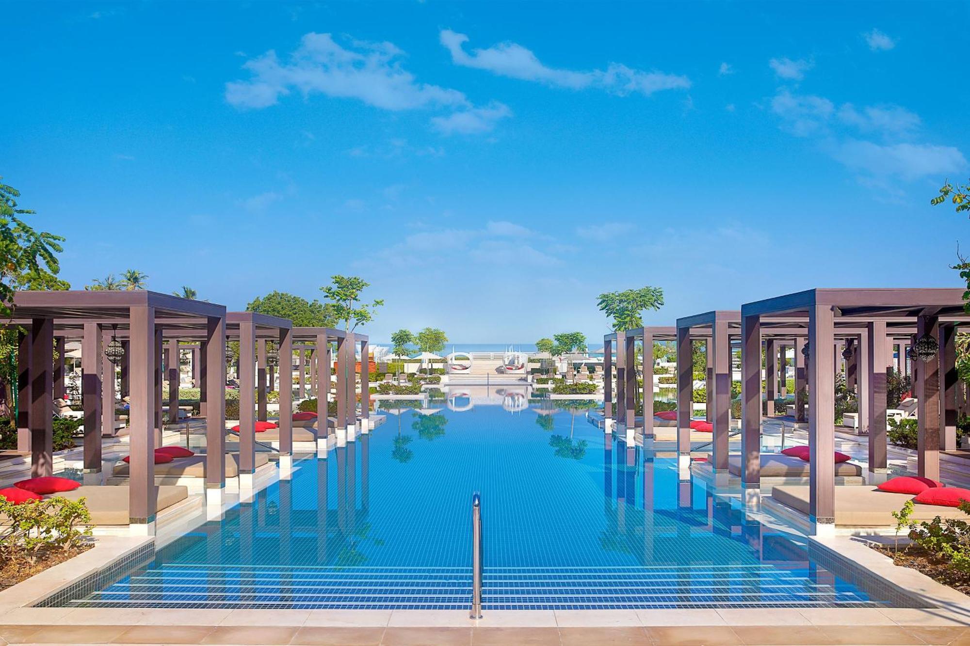 Готель W Маскат Екстер'єр фото The pool at the resort
