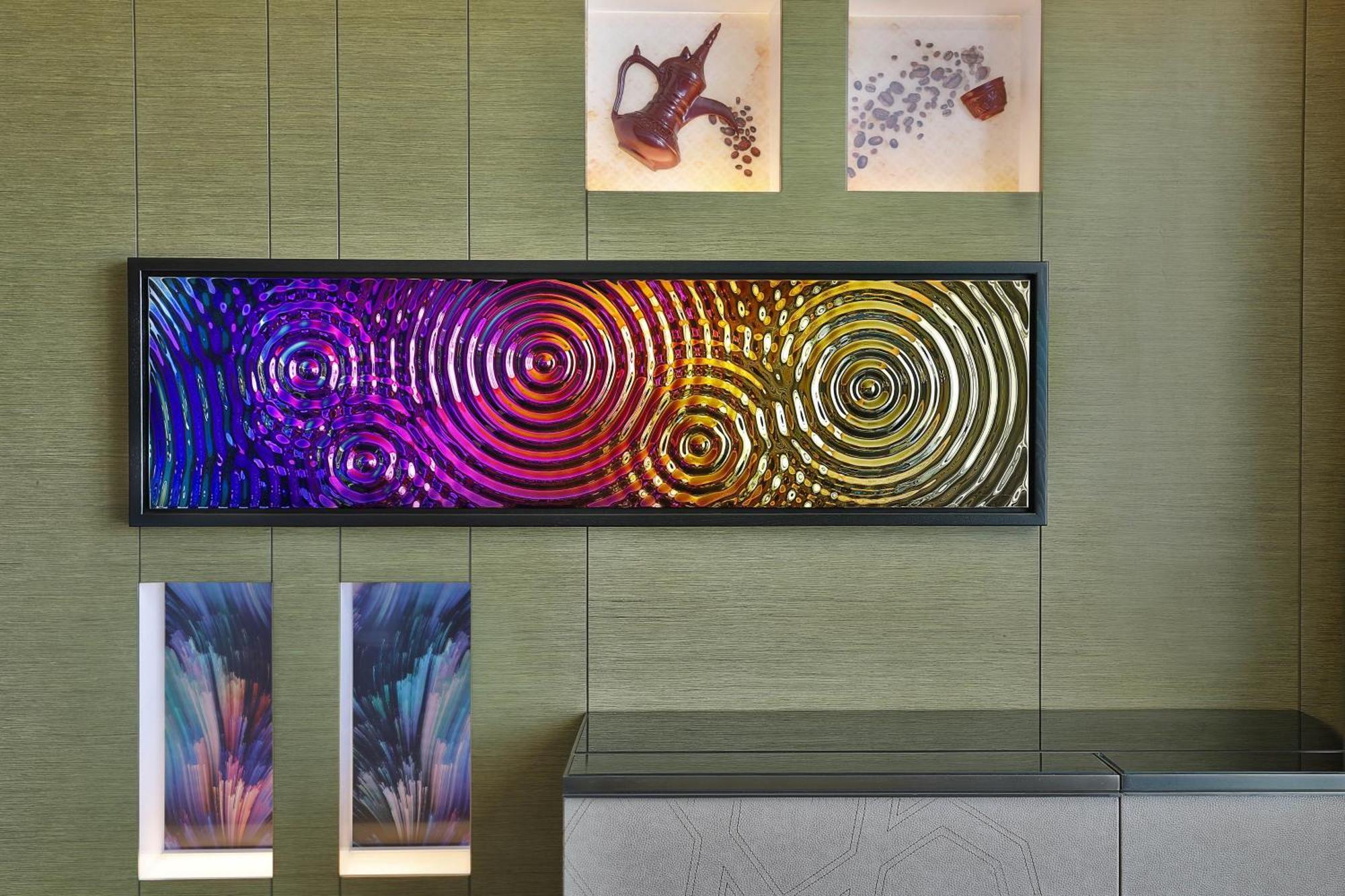 Готель W Маскат Екстер'єр фото Modern metal wall sculpture