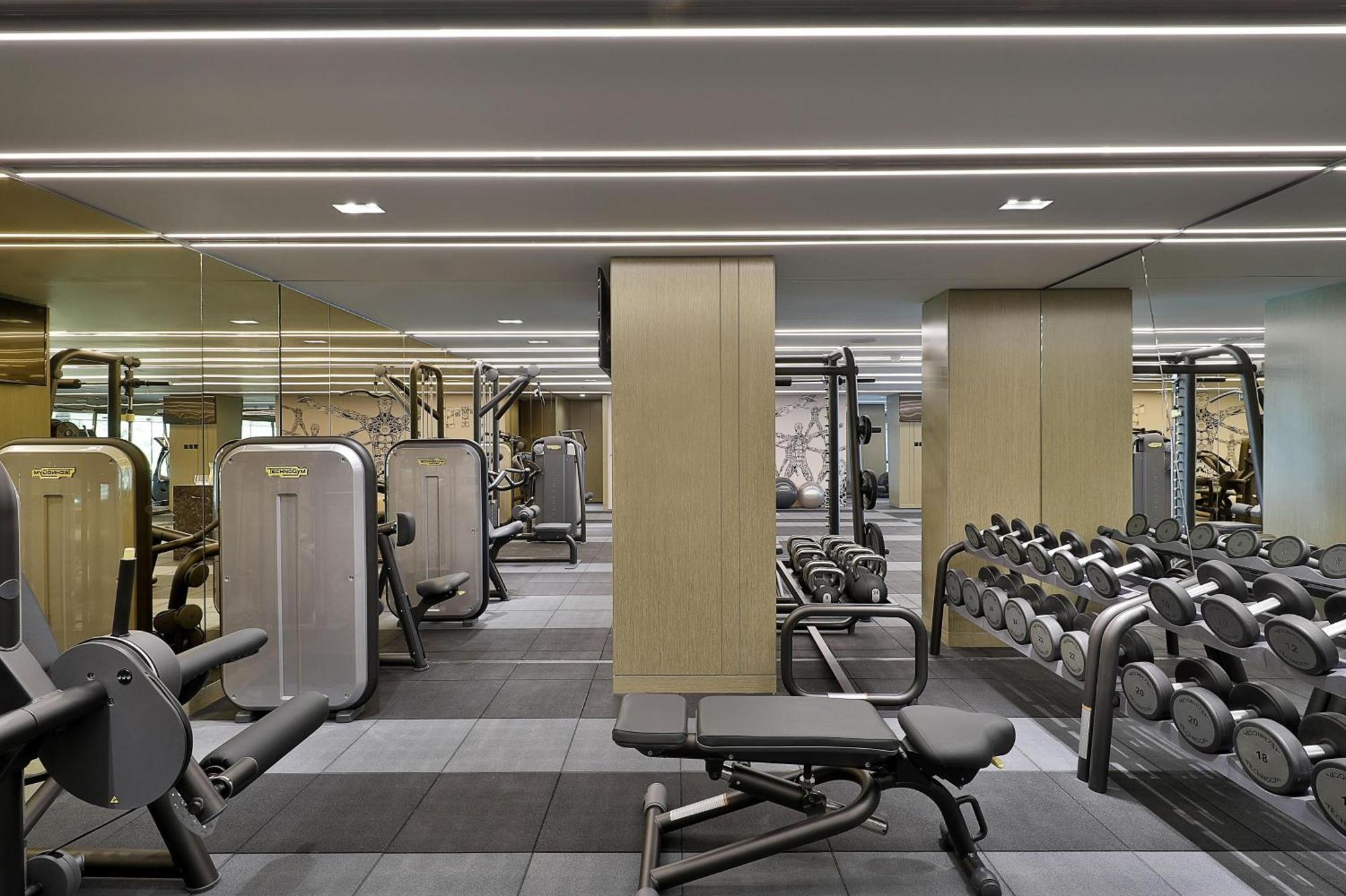 Готель W Маскат Екстер'єр фото The gym at The Dorchester